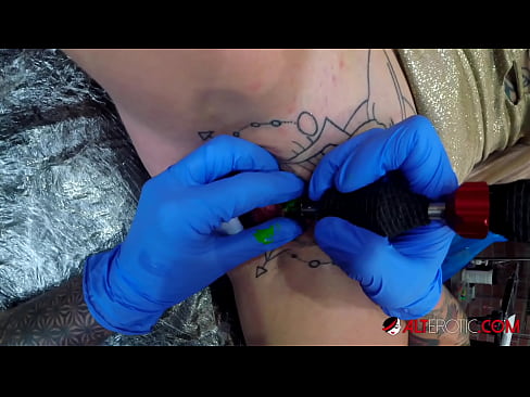 ❤️ Ekstremt tatovert hottie Sully Savage tok en tatovering på klitoris ❤️❌ Porno vk ved no.qizpornolar.ru